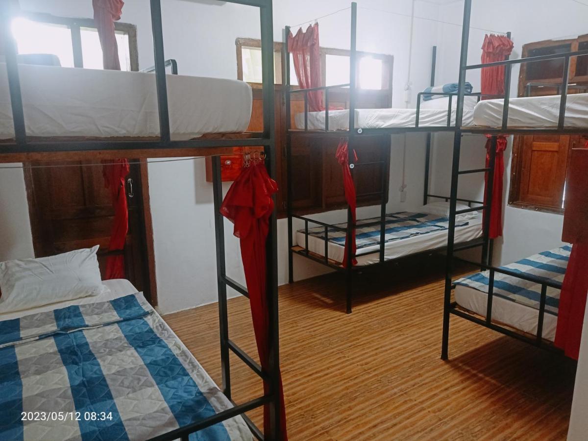 Aurora Backpackers Hostel 루앙프라방 외부 사진