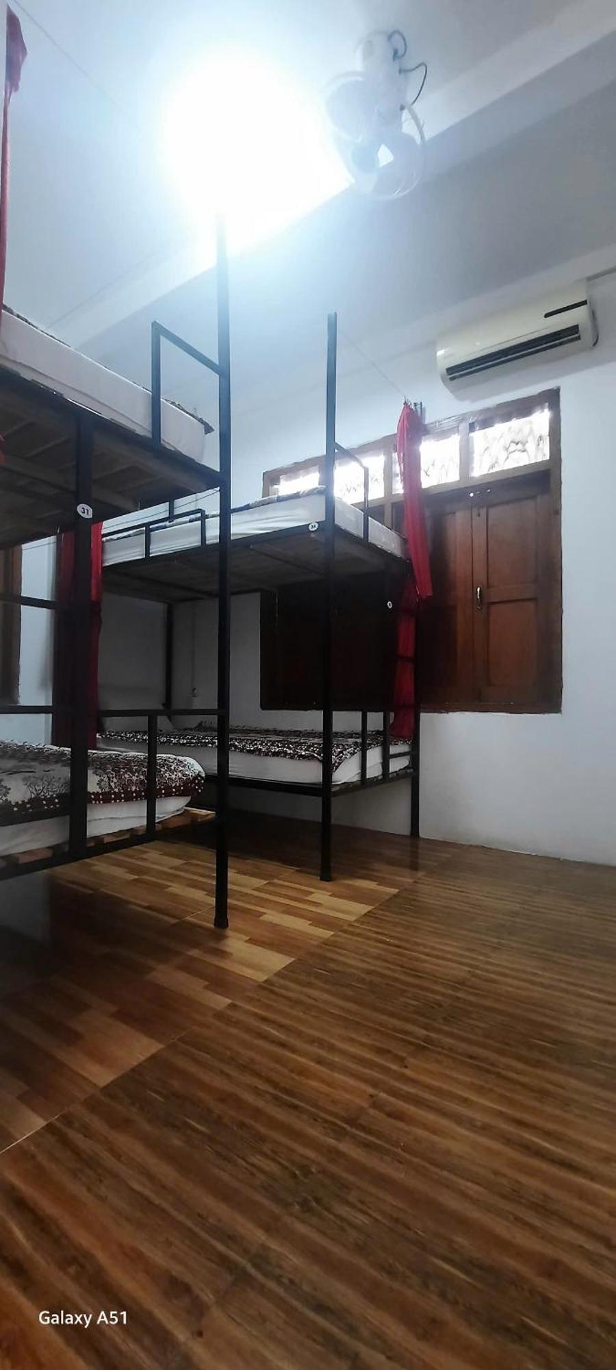 Aurora Backpackers Hostel 루앙프라방 외부 사진