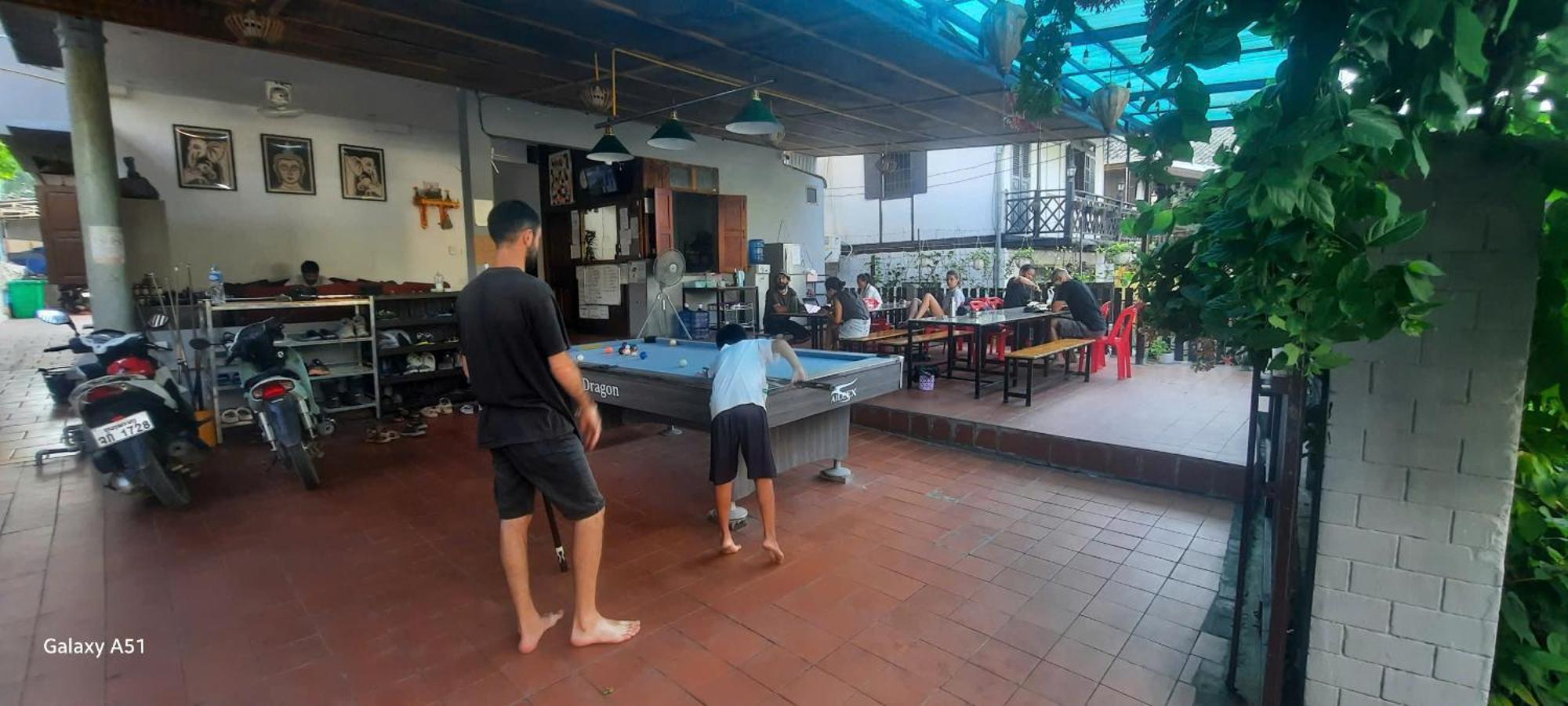 Aurora Backpackers Hostel 루앙프라방 외부 사진